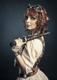 Schönes redhair steampunk Mädchen mit Gewehr Schönes redhair steampunk Mädchen mit Gewehr