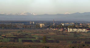 Schönes ruhiges Frühlingspanorama von gepflogenen und grünen Feldern und von m Lizenzfreie Stockfotos Schönes ruhiges Frühlingspanorama von gepflogenen und grünen Feldern und von m Lizenzfreie Stockfotos