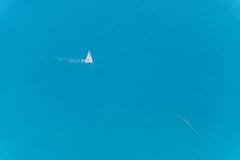 Schönes Segelboot in der hohen See, wie von der Luft gesehen Feiertag, Franc lizenzfreie stockfotografie Schönes Segelboot in der hohen See, wie von der Luft gesehen Feiertag, Franc lizenzfreie stockfotografie