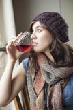 Schönes junge Frauen-Trinkglas Preiselbeersaft stockfotografie Schönes junge Frauen-Trinkglas Preiselbeersaft stockfotografie