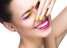 Schönes vorbildliches Mädchen mit hellem farbigem Make-up und Nagellack im Sommerbild Schönes lächelndes Mädchen Kurzschluss farb stockbild Schönes vorbildliches Mädchen mit hellem farbigem Make-up und Nagellack im Sommerbild Schönes lächelndes Mädchen Kurzschluss farb stockbild