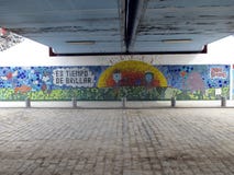 Schönes Wandgemälde unter einer Eisenbahnbrücke in der Nachbarschaft von Palermo Buenos Aires Argentinien lizenzfreie stockfotografie Schönes Wandgemälde unter einer Eisenbahnbrücke in der Nachbarschaft von Palermo Buenos Aires Argentinien lizenzfreie stockfotografie