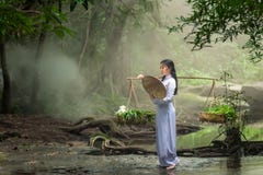 Schönheit, die ein Hut Kleid AO Dai traditionelles Vietnames trägt lizenzfreies stockfoto Schönheit, die ein Hut Kleid AO Dai traditionelles Vietnames trägt lizenzfreies stockfoto