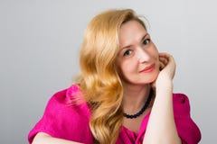 Schönheit mit dem blonden Haar auf einem Grau Lizenzfreie Stockfotografie Schönheit mit dem blonden Haar auf einem Grau Lizenzfreie Stockfotografie