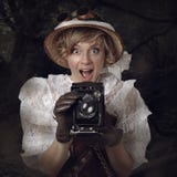Schönheit mit Retro- Kamera im Dschungel Stockfoto Schönheit mit Retro- Kamera im Dschungel Stockfoto