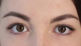 Schönheit öffnet ihre Augen stock footage Schönheit öffnet ihre Augen stock footage