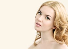 Schönheits-Modell mit perfekter frischer Haut, den langen Wimpern und den Zähnen stockbild Schönheits-Modell mit perfekter frischer Haut, den langen Wimpern und den Zähnen stockbild