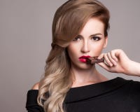 Schönheitsmode-modell-Mädchen, das Schokolade isst stockbild Schönheitsmode-modell-Mädchen, das Schokolade isst stockbild