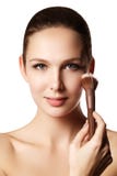 Schönheitsmädchen mit Make-upbürsten Natürlich machen Sie Brunette Wo wieder gut lizenzfreie stockbilder Schönheitsmädchen mit Make-upbürsten Natürlich machen Sie Brunette Wo wieder gut lizenzfreie stockbilder