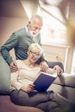 Schönheitstag mit Buch stockfotos Schönheitstag mit Buch stockfotos