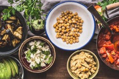 Schüsseln mit vegetarischer Mahlzeit für das geschmackvolle Essen im Salatbar, Draufsicht Gesunde Ernährung und das Kochen, säube Stockfotografie Schüsseln mit vegetarischer Mahlzeit für das geschmackvolle Essen im Salatbar, Draufsicht Gesunde Ernährung und das Kochen, säube Stockfotografie