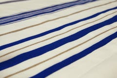 Scialle di preghiera bianco - Tallit, simbolo religioso ebreo fotografia stock libera da diritti Scialle di preghiera bianco - Tallit, simbolo religioso ebreo fotografia stock libera da diritti