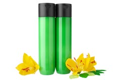 Sciampo due, bottiglie del balsamo di capelli o gel di plastica verdi della doccia, lozione d'idratazione sulla fine isolata fond fotografia stock libera da diritti Sciampo due, bottiglie del balsamo di capelli o gel di plastica verdi della doccia, lozione d'idratazione sulla fine isolata fond fotografia stock libera da diritti