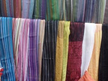Sciarpe Colourful da vendere fuori di un negozio in Essaouira, Marocco immagini stock Sciarpe Colourful da vendere fuori di un negozio in Essaouira, Marocco immagini stock