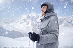 Sciatore allegro che guarda lontano prima dell'iniziare allo sci Uomo felice che gode della festa nella stagione invernale Sciato immagini stock libere da diritti Sciatore allegro che guarda lontano prima dell'iniziare allo sci Uomo felice che gode della festa nella stagione invernale Sciato immagini stock libere da diritti