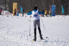 Sciatore di Biathlete che scende il pendio durante la concorrenza fotografia stock Sciatore di Biathlete che scende il pendio durante la concorrenza fotografia stock
