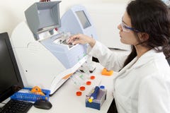 Scientifique féminin faisant la recherche photos stock Scientifique féminin faisant la recherche photos stock