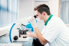 Scientifique masculin, chimiste travaillant avec le microscope dans le laboratoire image libre de droits Scientifique masculin, chimiste travaillant avec le microscope dans le laboratoire image libre de droits