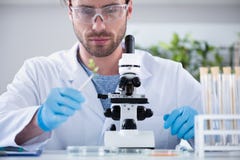 Scientifique masculin pendant le travail au laboratoire biologique moderne photos stock Scientifique masculin pendant le travail au laboratoire biologique moderne photos stock