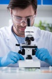 Scientifique masculin pendant le travail au laboratoire biologique moderne images libres de droits Scientifique masculin pendant le travail au laboratoire biologique moderne images libres de droits