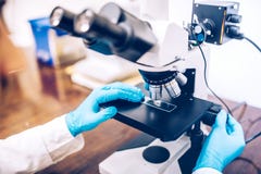 Scienziato che per mezzo del microscopio per i campioni e le sonde di chimica attrezzature o strumenti medici e scientifici del d fotografia stock Scienziato che per mezzo del microscopio per i campioni e le sonde di chimica attrezzature o strumenti medici e scientifici del d fotografia stock