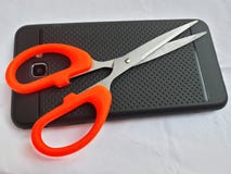 Scissor com telefone celular imagem de stock Scissor com telefone celular imagem de stock