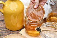 Scoby, mão que guarda o cogumelo do chá com chá do kombucha, alimento fermentado saudável imagens de stock Scoby, mão que guarda o cogumelo do chá com chá do kombucha, alimento fermentado saudável imagens de stock