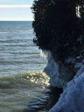 Scogliere di lago Michigan nell'inverno immagine stock Scogliere di lago Michigan nell'inverno immagine stock