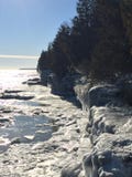 Scogliere di lago Michigan nell'inverno fotografie stock Scogliere di lago Michigan nell'inverno fotografie stock
