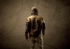 Sconosciuto incappucciato clandestino nello scuro Fotografia Stock Libera da Diritti Sconosciuto incappucciato clandestino nello scuro Fotografia Stock Libera da Diritti