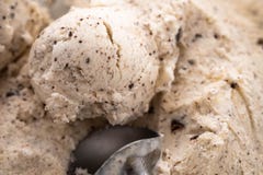 Scoop italien de crème glacée de stracciatella de spécialité avec des flocons de chocolat foncé dans une glace à la vanille créme images libres de droits Scoop italien de crème glacée de stracciatella de spécialité avec des flocons de chocolat foncé dans une glace à la vanille créme images libres de droits