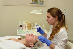 Scraber ultrass?nico Tiro real do procedimento da limpeza ultrass?nica da cara Cl?nica de Cosmetological Cuidados m?dicos, cl?nic imagens de stock royalty free Scraber ultrass?nico Tiro real do procedimento da limpeza ultrass?nica da cara Cl?nica de Cosmetological Cuidados m?dicos, cl?nic imagens de stock royalty free