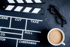 Screenwriterdesktop met de raads donkere achtergrond van de filmklep aan Royalty-vrije Stock Afbeeldingen Screenwriterdesktop met de raads donkere achtergrond van de filmklep aan Royalty-vrije Stock Afbeeldingen
