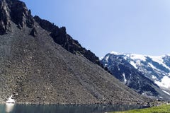 screes Kurumnik куча частей утесов Разбрасывать больших камней в горах Altai на предпосылке снежного стоковое фото screes Kurumnik куча частей утесов Разбрасывать больших камней в горах Altai на предпосылке снежного стоковое фото
