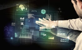 Scrittorio moderno interattivo commovente dell'uomo d'affari con il ico di tecnologia fotografia stock libera da diritti Scrittorio moderno interattivo commovente dell'uomo d'affari con il ico di tecnologia fotografia stock libera da diritti
