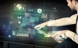 Scrittorio moderno interattivo commovente dell'uomo d'affari con il ico di tecnologia fotografie stock libere da diritti Scrittorio moderno interattivo commovente dell'uomo d'affari con il ico di tecnologia fotografie stock libere da diritti