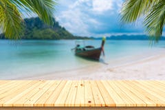 Scrittorio o plancia di legno sulla spiaggia di sabbia di estate Fondo fotografia stock libera da diritti Scrittorio o plancia di legno sulla spiaggia di sabbia di estate Fondo fotografia stock libera da diritti