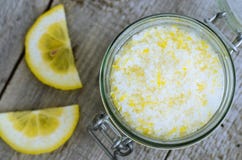 Scrub ha fatto di sale marino, della buccia di limone e del succo di limone immagine stock Scrub ha fatto di sale marino, della buccia di limone e del succo di limone immagine stock