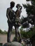 Sculpture d'un couple sur une boule sur la place photos stock Sculpture d'un couple sur une boule sur la place photos stock
