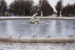 Sculpture ornant le parc d'hiver près du palais de Schönbrunn à Vienne photographie stock Sculpture ornant le parc d'hiver près du palais de Schönbrunn à Vienne photographie stock