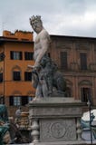 Scultura del dio del mare nel centro della fontana immagine stock libera da diritti Scultura del dio del mare nel centro della fontana immagine stock libera da diritti