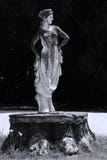 Scultura della donna in giardino italiano fotografia stock Scultura della donna in giardino italiano fotografia stock