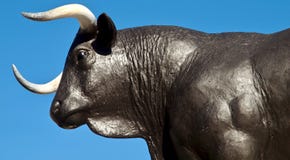Scultura nera tipica del toro davanti a cielo blu immagini stock libere da diritti Scultura nera tipica del toro davanti a cielo blu immagini stock libere da diritti