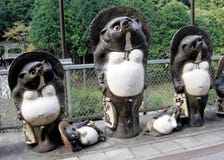 Sculture giapponesi di tanuki Fotografia Stock Libera da Diritti Sculture giapponesi di tanuki Fotografia Stock Libera da Diritti