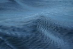 Scène abstraite de mouvement de congélation de mer d'eau de vague bleue profonde d'ondulation avec la réflexion de lumière du sol Photographie stock libre de droits Scène abstraite de mouvement de congélation de mer d'eau de vague bleue profonde d'ondulation avec la réflexion de lumière du sol Photographie stock libre de droits