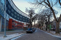 Scène d'hiver de Winnipeg - vue de rue de Langside avec une résidence d'étudiant dans la gauche image libre de droits Scène d'hiver de Winnipeg - vue de rue de Langside avec une résidence d'étudiant dans la gauche image libre de droits