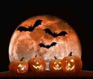 Scène de fond de Halloween avec la pleine lune, les potirons et les battes illustration libre de droits Scène de fond de Halloween avec la pleine lune, les potirons et les battes illustration libre de droits