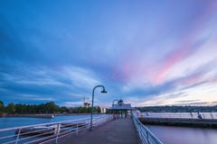 Scène de manière de promenade sur le lac quand coucher du soleil en Gene Coulon Memorial Beach Park, Renton, Washington, Etats-Un Photographie stock Scène de manière de promenade sur le lac quand coucher du soleil en Gene Coulon Memorial Beach Park, Renton, Washington, Etats-Un Photographie stock