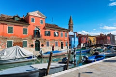 Scène de rue avec un canal dans Burano, Italie photographie stock Scène de rue avec un canal dans Burano, Italie photographie stock