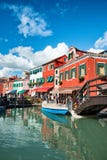 Scène de rue avec un canal dans Burano, Italie photographie stock libre de droits Scène de rue avec un canal dans Burano, Italie photographie stock libre de droits